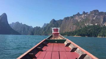 thailändsk trähuvud med lång svans båt går mot de tropiska andamanstränderna, båt som går till khao sok nationalpark video