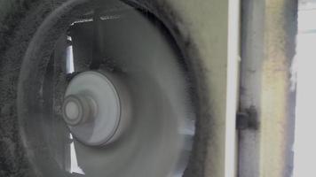 Tourbillon de ventilateur d'extraction sale dans la salle de bain sur fond blanc