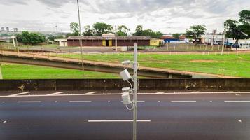 radar de tráfico con cámara de control de velocidad en una carretera. foto