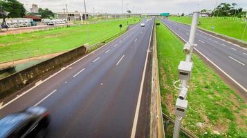 radar de tráfico con cámara de control de velocidad en una carretera. foto