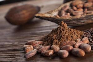 granos de cacao y fondo de postre de comida y polvo