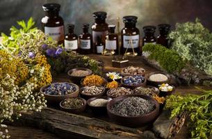 medicina natural sobre fondo de mesa de madera foto