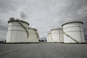 la fila de pequeños tanques blancos para gasolinera y refinería foto