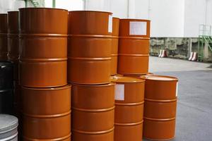 barriles de petróleo rojos o bidones químicos apilados verticalmente. foto