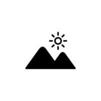 montaña, colina, monte, pico línea sólida icono vector ilustración logotipo plantilla. adecuado para muchos propósitos.