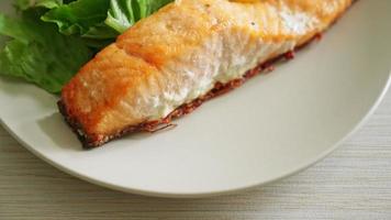 steak de saumon frit fait maison avec du citron et des légumes - style d'aliments sains video