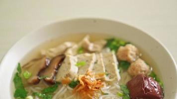 soupe de nouilles de riz vietnamienne avec saucisse vietnamienne servie de légumes et d'oignons croustillants - style de cuisine asiatique