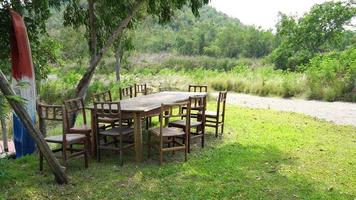 chaise et table en bois vides dans le jardin video