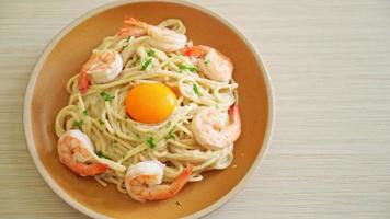 homemade spaghetti white cream sauce with shrimps and egg yolk video
