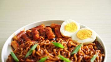 jjajang rabokki - macarrão instantâneo coreano ou ramyeon com bolo de arroz coreano ou tteokbokki e ovo em molho de feijão preto - estilo de comida coreana video