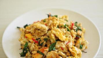 œuf sauté au basilic thaï et au piment - style de cuisine asiatique