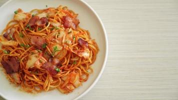 gebratene Spaghetti mit Kimchi und Bacon - Fusion-Food-Stil