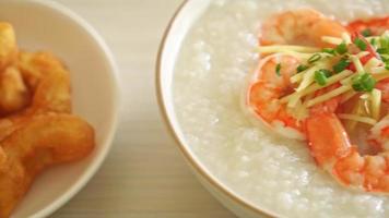 congee con camarones y jengibre fresco video