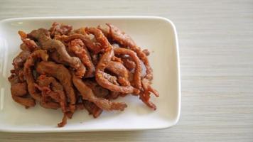 cerdo secado al sol en un plato blanco - estilo de comida asiática video