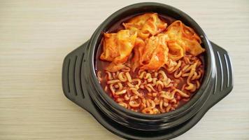 fideos instantáneos coreanos con albóndigas - estilo de comida coreana video