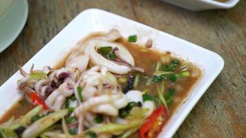 Mescolare calamari o polpi fritti con pasta di gamberetti - stile alimentare tailandese video