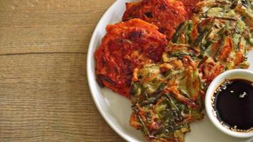 pajeon ou crêpe coréenne et crêpe kimchi coréenne ou kimchijeon - style de cuisine traditionnelle coréenne video
