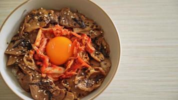 varkensvlees bulgogi rijstkom met kimchi en koreaans gepekeld ei - koreaanse voedselstijl