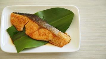 gegrilltes lachssteak mit sojasauce auf teller - japanisches essen