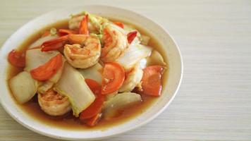 chou chinois sauté aux crevettes sur assiette video