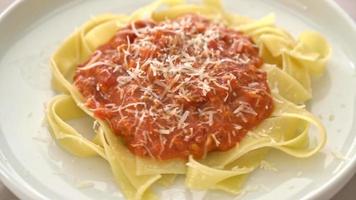 Schweinefleisch-Bolognese-Fettuccine-Nudeln mit Parmesan-Käse - italienische Küche video