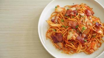 espaguetis salteados con kimchi y tocino - estilo comida fusión video