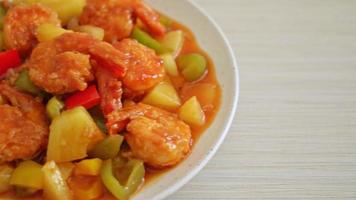 agridoce frito com camarão frito no prato - estilo de comida asiática video