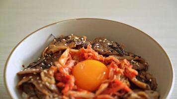 Schweinefleisch-Bulgogi-Reisschüssel mit Kimchi und koreanischem eingelegtem Ei - koreanischer Essensstil video