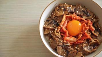 Cuenco de arroz bulgogi de cerdo con kimchi y huevo en escabeche coreano - estilo de comida coreana video