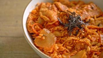 kimchi gebakken rijst met gesneden varkensvlees - Koreaanse voedselstijl