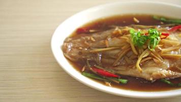 peixe cozido no vapor com molho de soja - estilo de comida asiática video