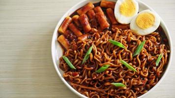 Jjajang Rabokki - Korean instant noodles or Ramyeon with Korean rice cake or Tteokbokki and egg in black bean sauce - Korean food style video