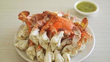 Steamed blue crab with spicy seafood sauce - seafood style video