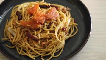 stir-fried spaghetti with salmon and dried chilli - fusion food style video