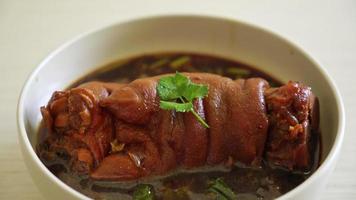 codillo de cerdo guisado o pierna de cerdo guisada - estilo de comida asiática