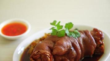 joelho de porco estufado ou perna de porco estufada - estilo de comida asiática