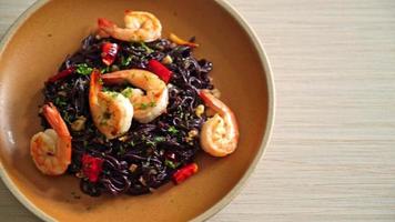 stir-fried black spaghetti with garlic and shrimps video