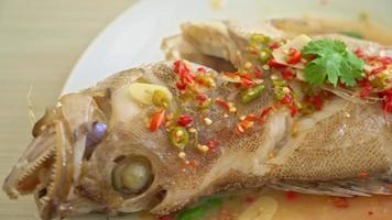 peixe garoupa cozido no vapor com limão e pimenta - estilo de comida asiática