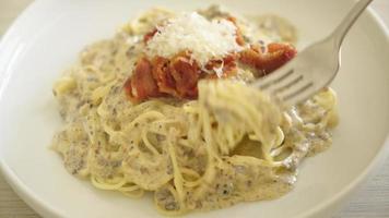 spaghetti met truffelroomsaus en champignon op bord video