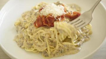 espaguetis con salsa de crema de trufa y champiñones en un plato video