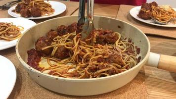pâtes spaghetti aux boulettes de viande et sauce bolognaise
