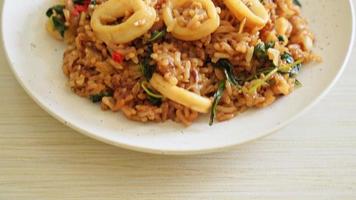arroz frito con calamares y huevo frito cubierto de albahaca al estilo tailandés - estilo de comida asiática video