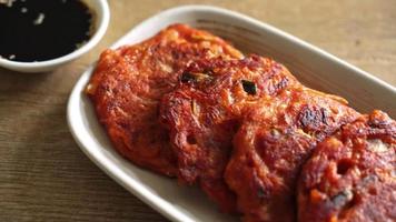crêpe de kimchi coréen ou kimchijeon - mélange d'œufs frits, de kimchi et de farine - style de cuisine traditionnelle coréenne video