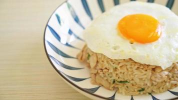riso fritto con carne di maiale e uovo fritto in stile giapponese - stile asiatico