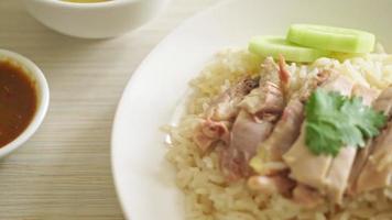 Arroz de frango hainanese ou arroz cozido no vapor com frango - estilo de comida asiática