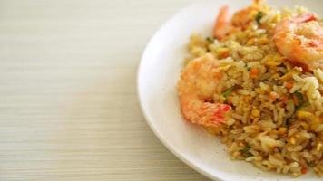 crevettes frites maison riz frit sur assiette de style thaï - style de cuisine asiatique video