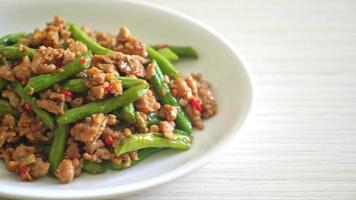 haricots verts ou haricots verts sautés avec du porc émincé - style cuisine asiatique video