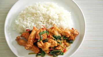 Gebratener gebratener Fisch mit Basilikum und Chili nach thailändischer Art, garniert mit Reis - asiatische Küche
