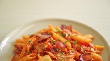 pasta penne salteada con kimchi y tocino - comida fusión video