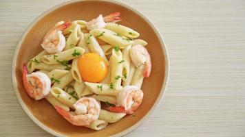 Hausgemachte Penne-Nudeln mit weißer Sahnesauce mit Garnelen und Ei video